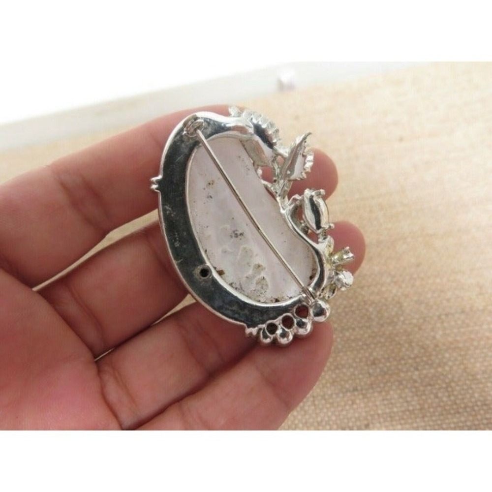 VINTAGE HIGH END WHITE MOP JELLY BEAN FLORAL CAB RHINESTONE SILVER BROOCH PIN - Picture 6 of 7